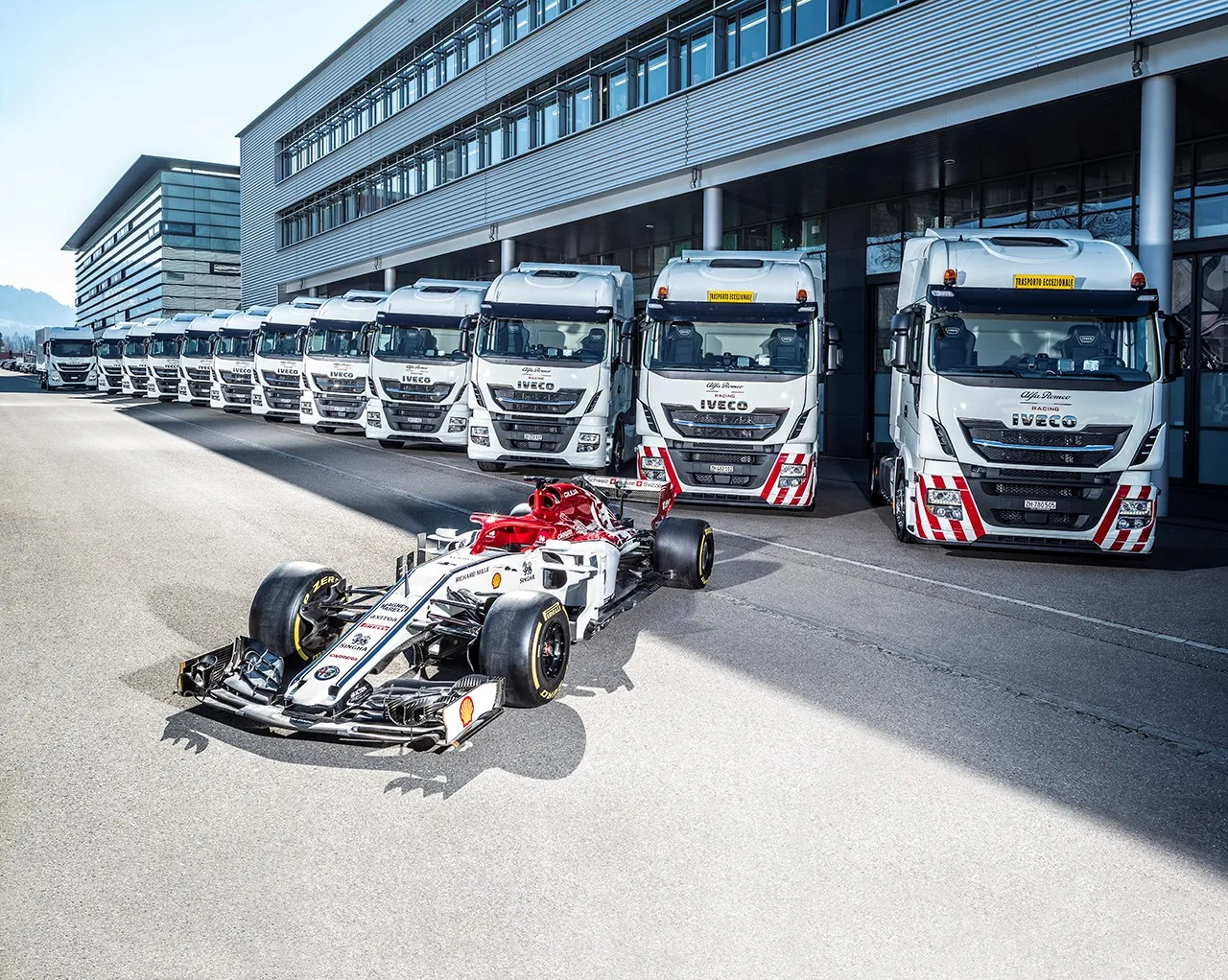 IVECO diventa Official Truck Partner di Alfa Romeo Racing e consegna una flotta di veicoli destinati alle operazioni logistiche del Team