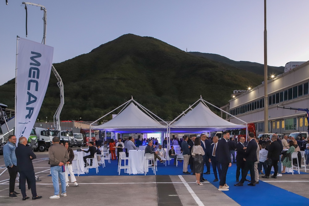 Il piazzale Mecar allestito per la serata, con i gazebo e le bandiere