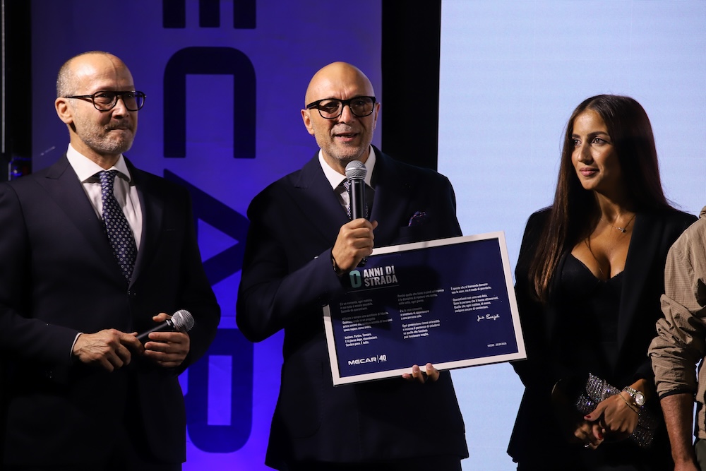 La consegna della targa dei 40 anni a un partner