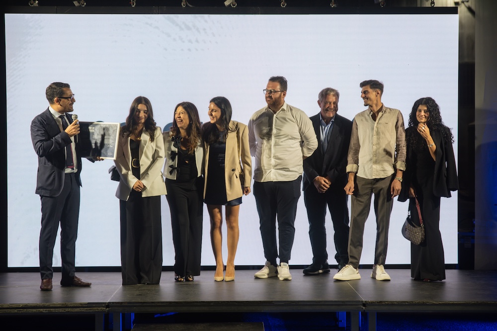 Un gruppo di ospiti sul palco durante i ringraziamenti