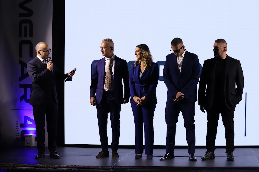Un gruppo di ospiti sul palco durante i riconoscimenti