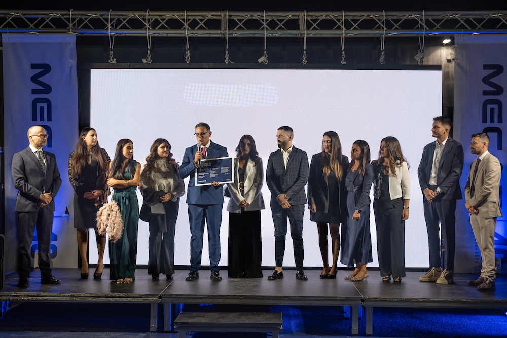 La foto di gruppo finale della serata dei 40 anni di Mecar