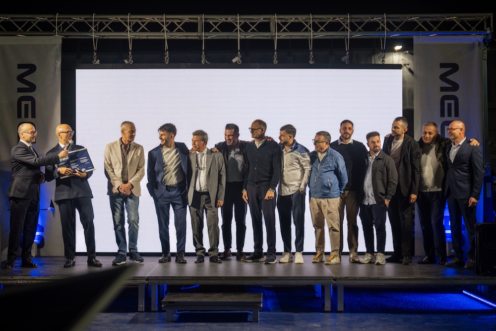 I collaboratori Mecar schierati sul palco per la foto di gruppo