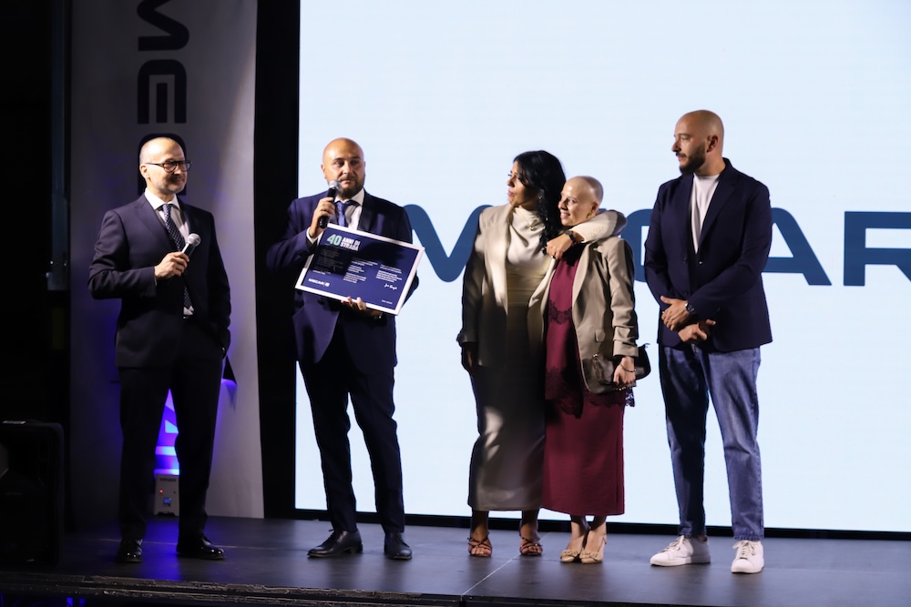 Un momento della premiazione, con la famiglia sul palco